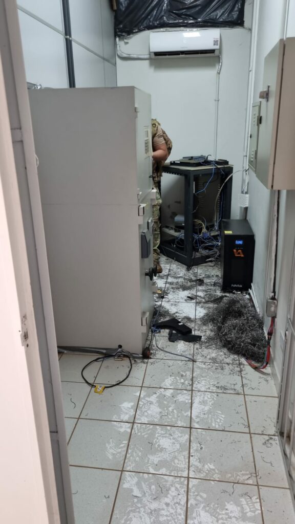 Distrito de Anhanduí tem assalto a caixa eletrônico sem qualquer barulho a vizinhos Distrito de Anhanduí tem assalto a caixa eletrônico sem qualquer barulho a vizinhos