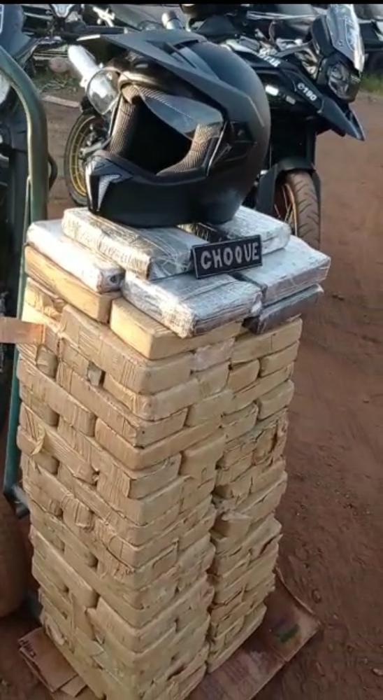 PM apreende R$ 1,9 milhão em drogas em 'borracharia' boca de fumo no Jd Leblon PM apreende R$ 1,9 milhão em drogas em 'borracharia' boca de fumo no Jd Leblon