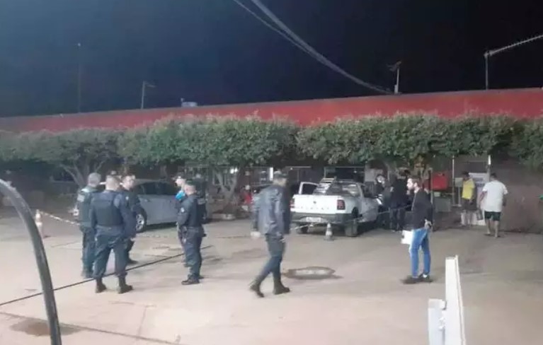 Após tentarem abastecer carro roubado, bandidos entram em confronto com pm