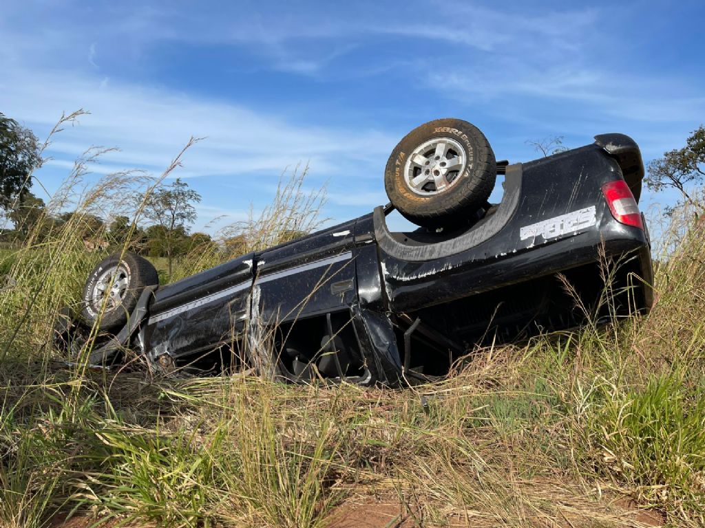 Motorista morre na ms-134 após pneu estourar e caminhonete capotar