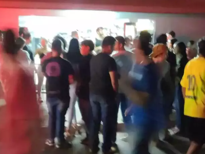 Homem atira em academia e fere duas mulheres e um homem Homem atira em academia e fere duas mulheres e um homem