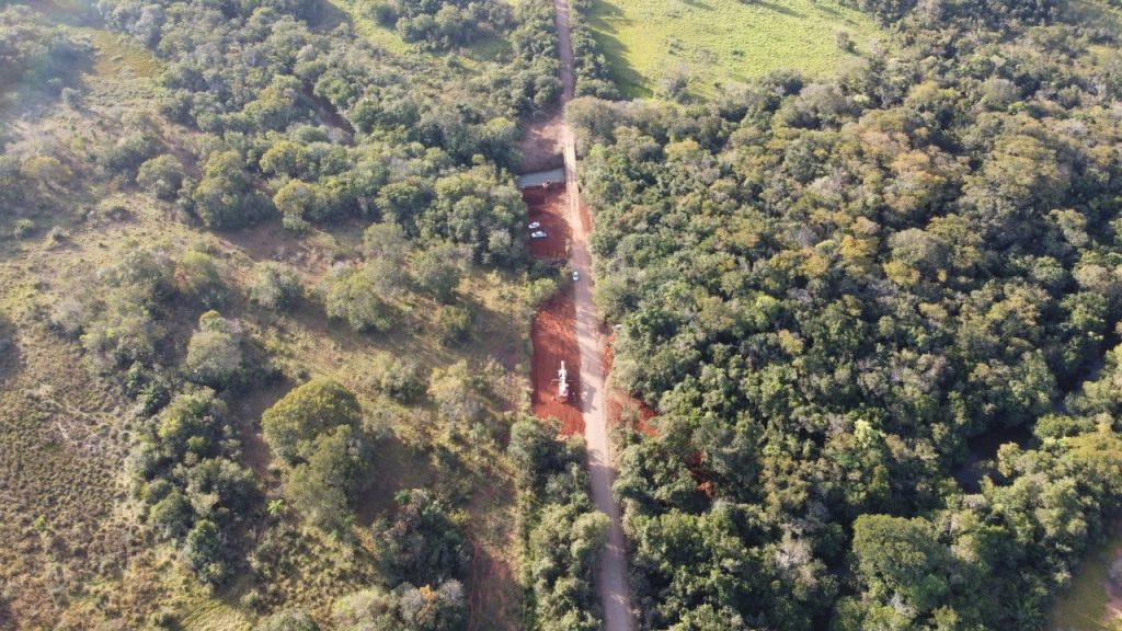 Máquinas trabalham na MS-340 para obra de ponte de concreto em Córrego Barreiro Máquinas trabalham na MS-340 para obra de ponte de concreto em Córrego Barreiro