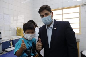 Secretário inicia vacinação contra Covid a crianças de 3 a 4-anos na Capital