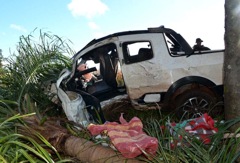 Jovem acaba morrendo ao capotar carro fugindo com drogas na MS-376 Jovem acaba morrendo ao capotar carro fugindo com drogas na MS-376