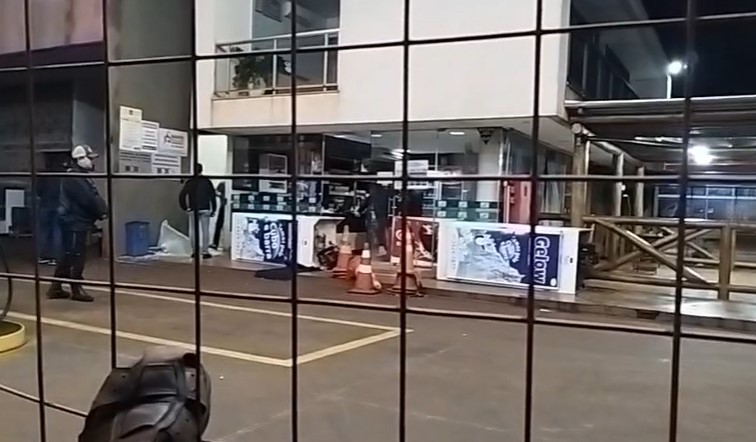 Após tentativa de furto e cárcere privado, homem morre em confronto Após tentativa de furto e cárcere privado, homem morre em confronto