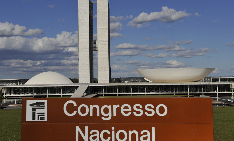 De multa milionária a prisão: projetos sobre institutos de pesquisa tramitam no congresso