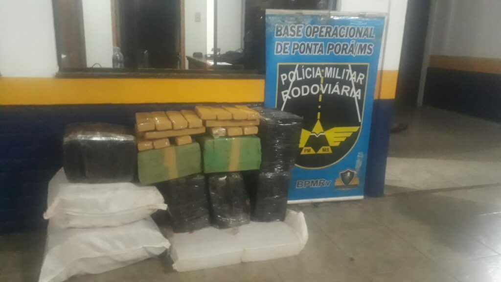 PMR aprende carga de droga avaliada em R$ 365 mil após tentativa de fuga PMR aprende carga de droga avaliada em R$ 365 mil após tentativa de fuga