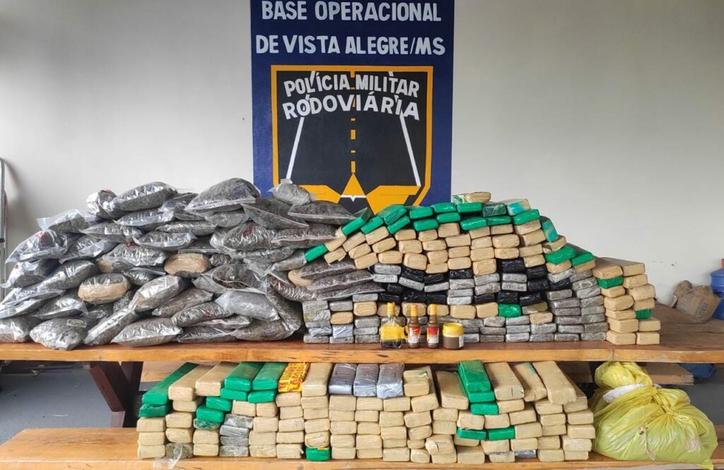 Traficante é preso com frascos de maconha líquida em MS Traficante é preso com frascos de maconha líquida em MS