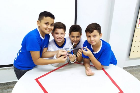Alunos da Escola Sesi de Maracaju constroem helicóptero em aula de robótica Alunos da Escola Sesi de Maracaju constroem helicóptero em aula de robótica