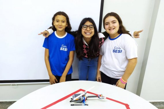 Alunos da Escola Sesi de Maracaju constroem helicóptero em aula de robótica Alunos da Escola Sesi de Maracaju constroem helicóptero em aula de robótica