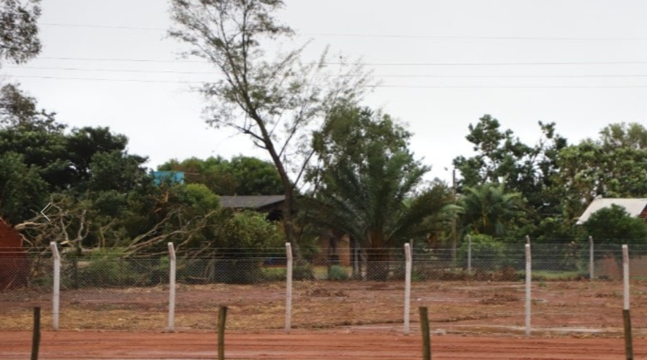 Vendaval tomba veículos e destelha barracões em São Gabriel do Oeste Vendaval tomba veículos e destelha barracões em São Gabriel do Oeste
