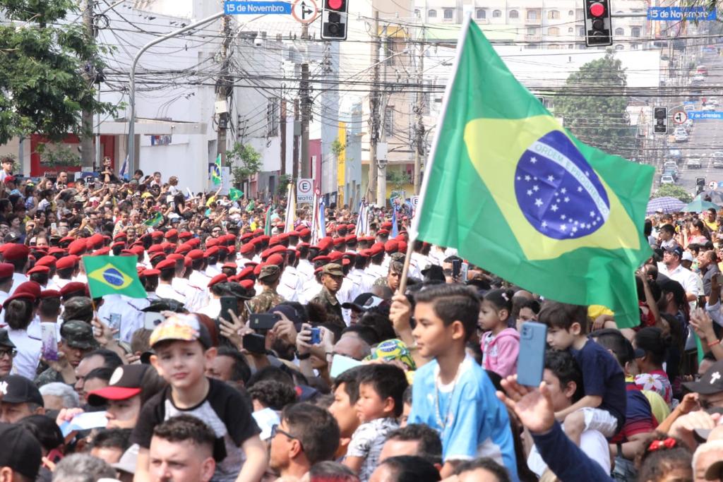Bicentenário da Independência: governador participa de desfile e destaca harmonia e pacificação do Brasil