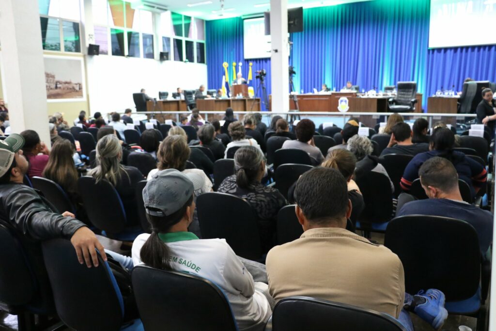 Vereadores aprovam 40 projetos em uma sessão da Câmara Douradense