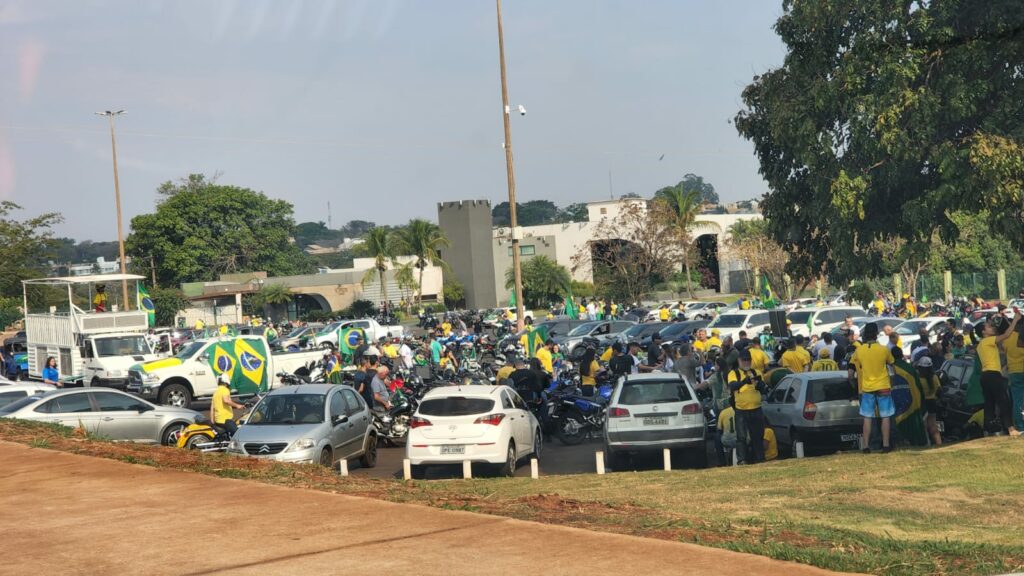 Apoiadores de Bolsonaro começam a se reunir para manifestação na Capital Apoiadores de Bolsonaro começam a se reunir para manifestação na Capital