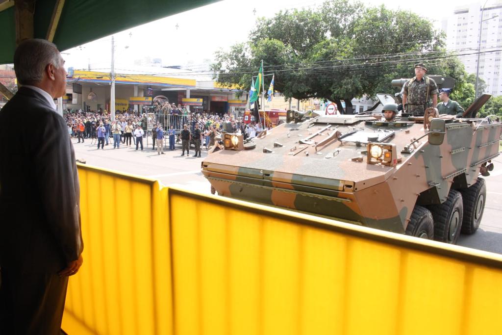 Bicentenário da Independência: governador participa de desfile e destaca harmonia e pacificação do Brasil