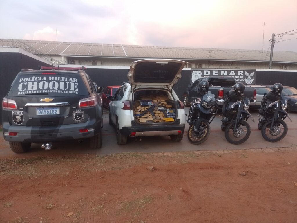 PM prende quatro em bairro da Capital com muita droga, armas e carro roubado PM prende quatro em bairro da Capital com muita droga, armas e carro roubado