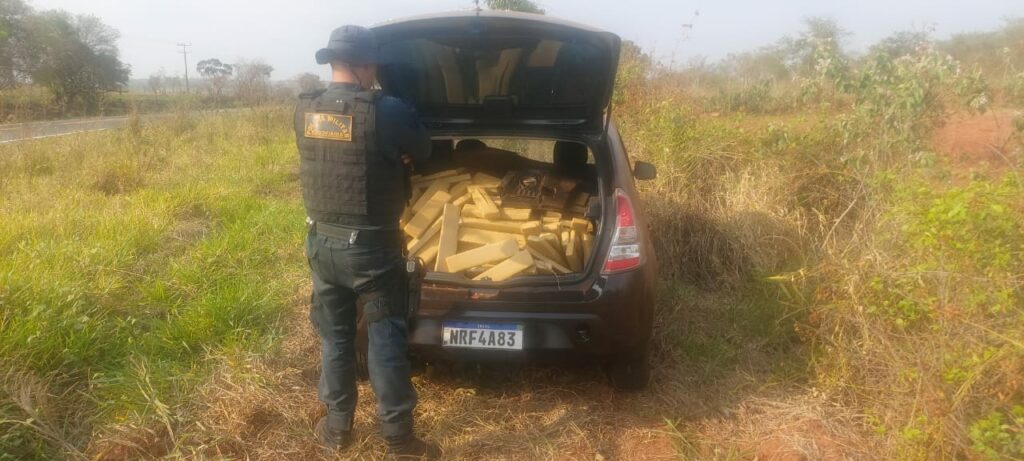PMR prendendo jovem apreende carga de droga em veículo roubado