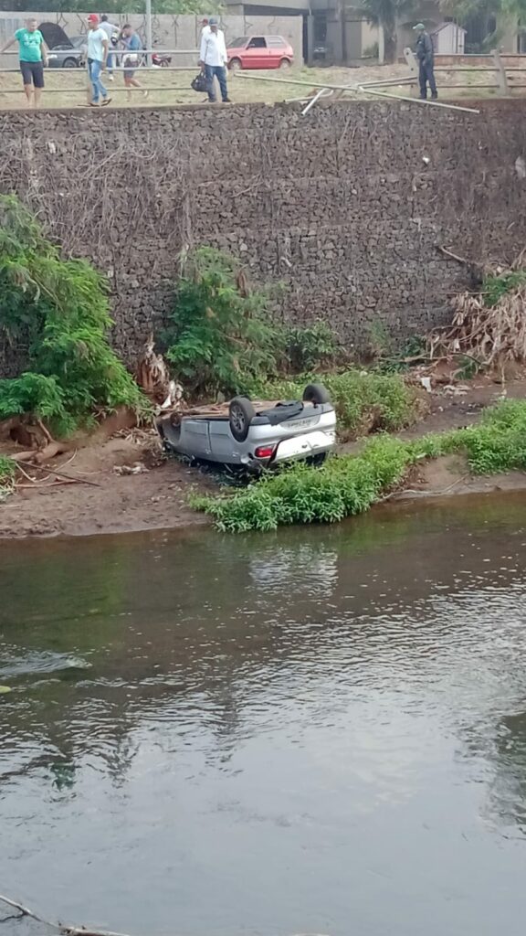 Carro 'aparece' dentro do córrego perto de shopping, mas sem motorista Carro 'aparece' dentro do córrego perto de shopping, mas sem motorista