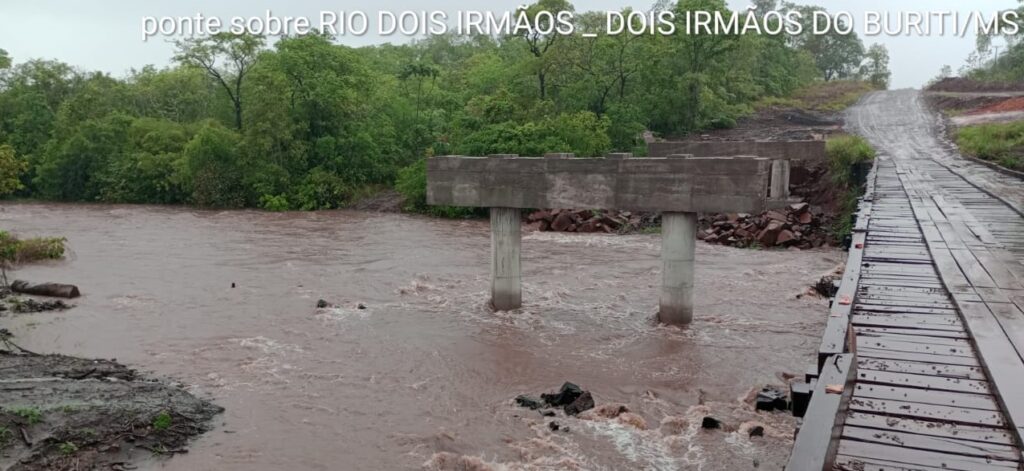 Governo alerta que chuvas intensas em MS prejudicam andamento em obras pelo Estado Governo alerta que chuvas intensas em MS prejudicam andamento em obras pelo Estado