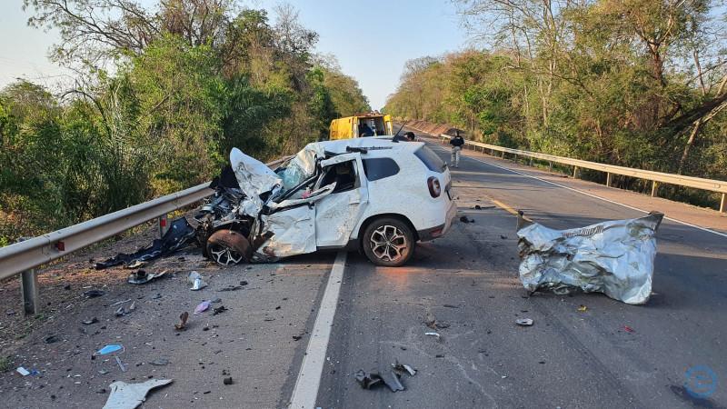 Duas pessoas morrem em colisão na BR-163; outras vítimas foram socorridas Duas pessoas morrem em colisão na BR-163; outras vítimas foram socorridas