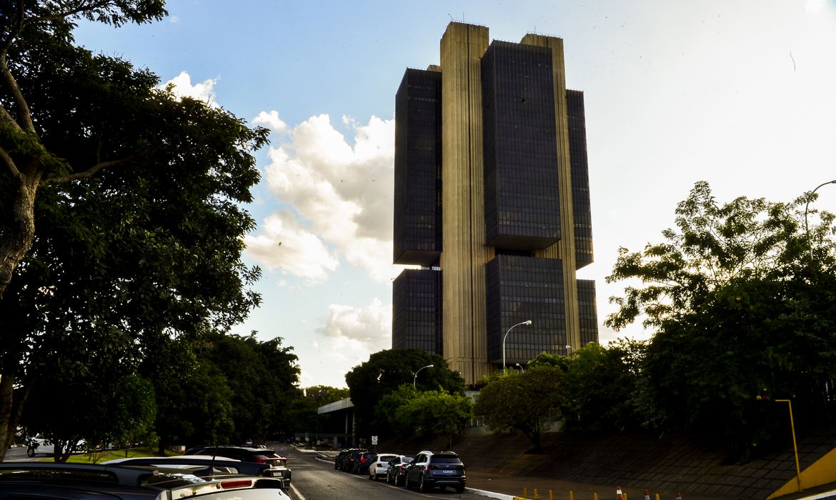 Bc confirma previsões e mantém juros básicos da economia em 13,75% ao ano