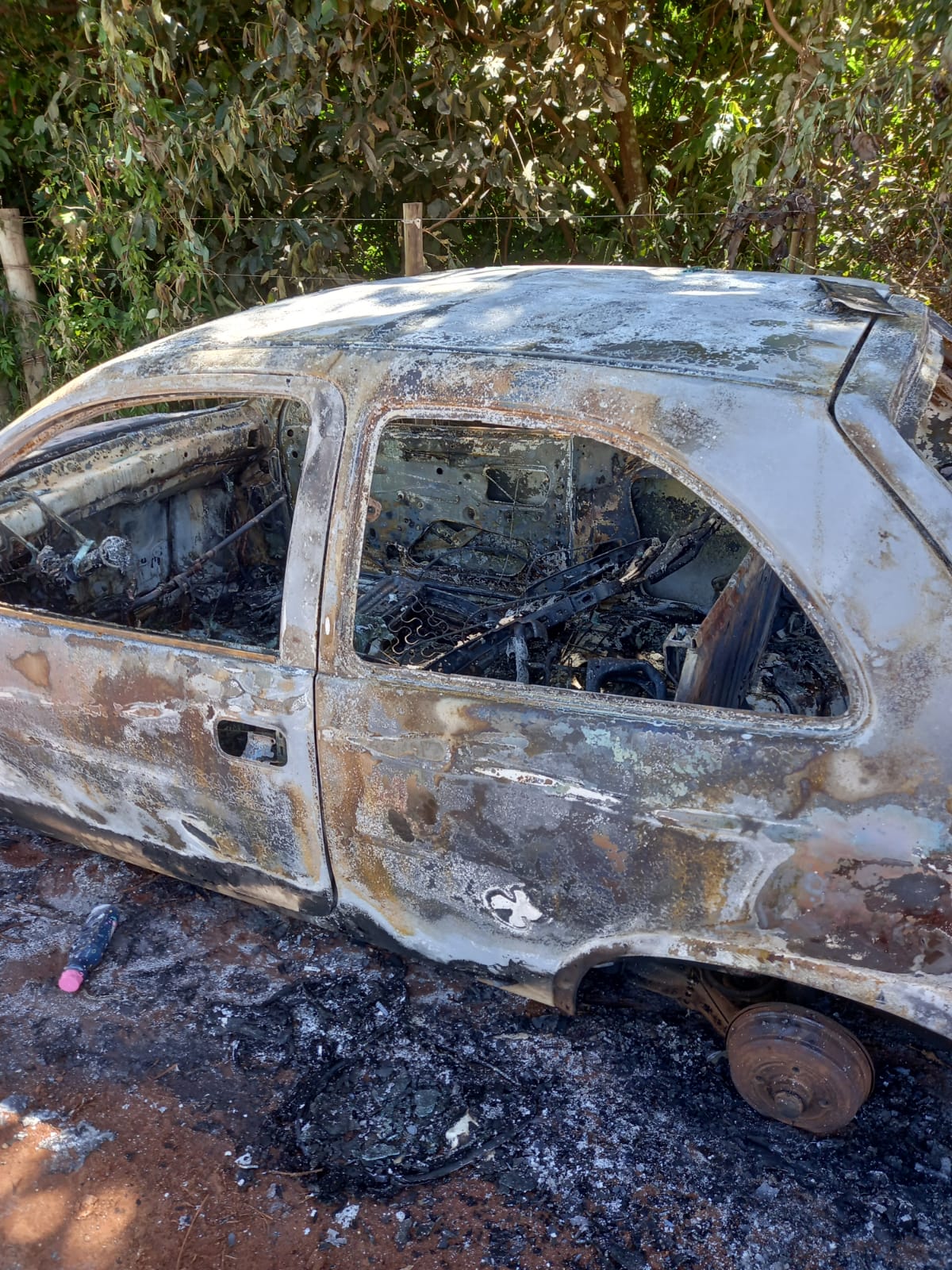 Carro é encontrado totalmente incendiado no bairro Portal Caiobá Carro é encontrado totalmente incendiado no bairro Portal Caiobá