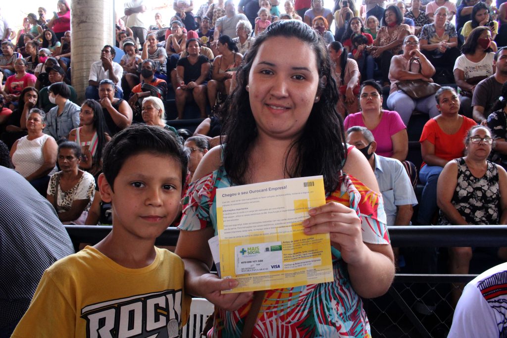 Com R$ 1 bilhão, programas sociais dão comida e energia elétrica para os mais pobres Com R$ 1 bilhão, programas sociais dão comida e energia elétrica para os mais pobres