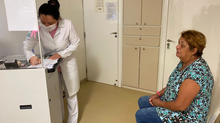Cras moema leva carreta do hospital do amor para atender mulheres da região