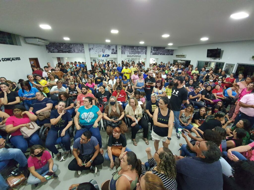 Professores da rede municipal da Capital realizam paralisação nesta sexta