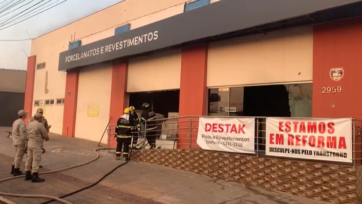 Loja de materiais de construção na Zahran é alvo de tiros de fuzil e incêndio Loja de materiais de construção na Zahran é alvo de tiros de fuzil e incêndio