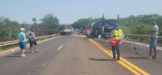 Acidente entre carretas provoca feridos e congestionamento na BR-163 Acidente entre carretas provoca feridos e congestionamento na BR-163
