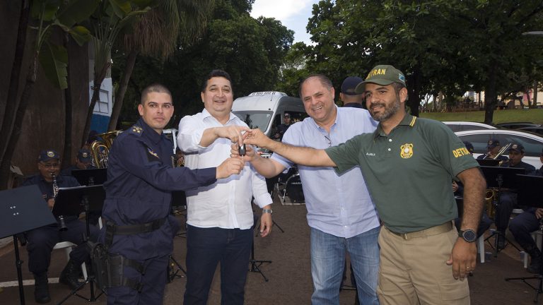 Prefeitura entrega veículos e implementos a auxiliar nas ações preventivas da GCM Prefeitura entrega veículos e implementos a auxiliar nas ações preventivas da GCM