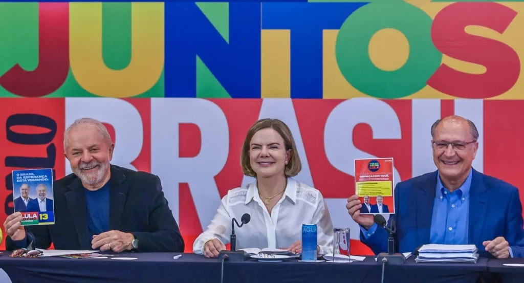 'Dispensamos o perdão de Edir Macedo’, diz Gleisi após vídeo do bispo reconhecendo vitória de Lula