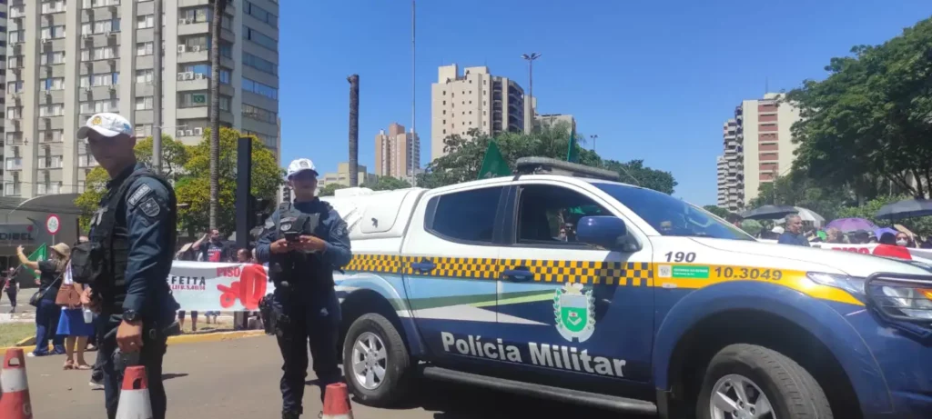 Professores fazem 'pré-greve' protestando por reajuste em frente à prefeitura da Capital Professores fazem 'pré-greve' protestando por reajuste em frente à prefeitura da Capital