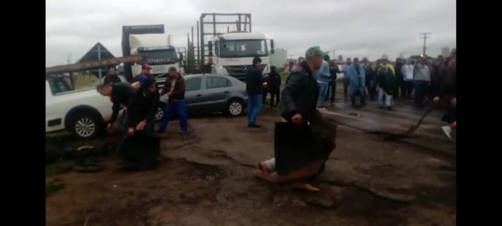 Vídeo: Confronto e gás lacrimogêneo 'ajuda' PRF liberar bloqueio na BR-163 já no centro urbano de Campo Grande