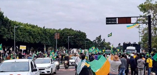 O castelo de areia ruiu: acampamento bolsonarista é desmontado em Campo Grande O castelo de areia ruiu: acampamento bolsonarista é desmontado em Campo Grande