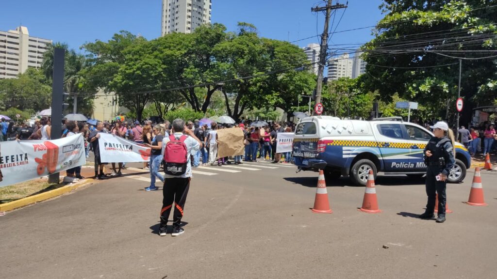 Professores fazem 'pré-greve' protestando por reajuste em frente à prefeitura da Capital Professores fazem 'pré-greve' protestando por reajuste em frente à prefeitura da Capital