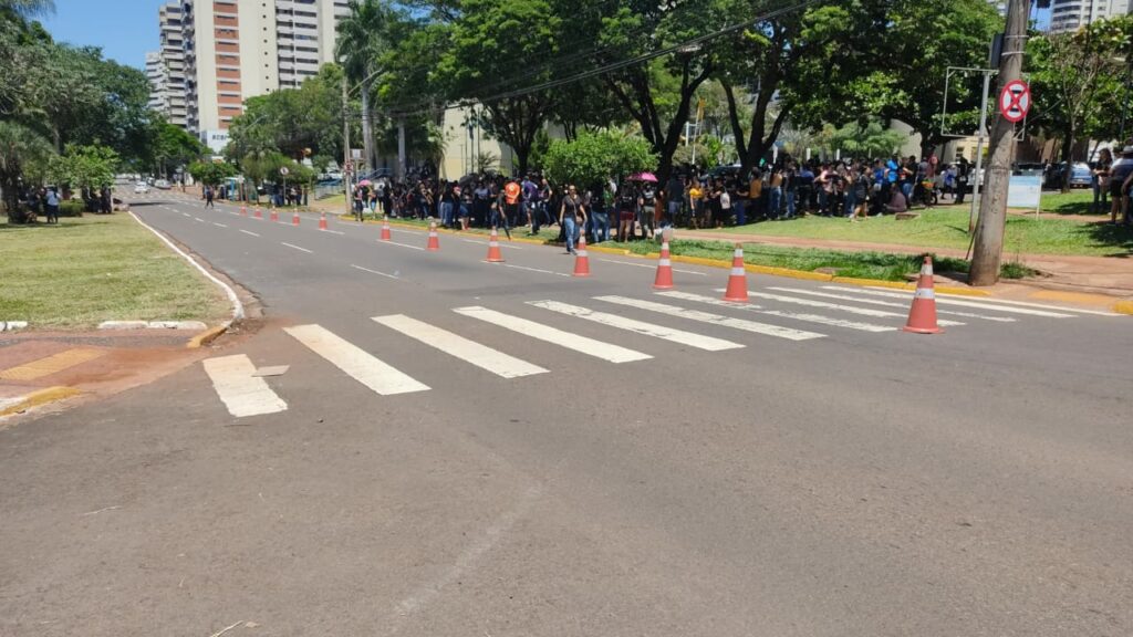 Professores fazem 'pré-greve' protestando por reajuste em frente à prefeitura da Capital Professores fazem 'pré-greve' protestando por reajuste em frente à prefeitura da Capital