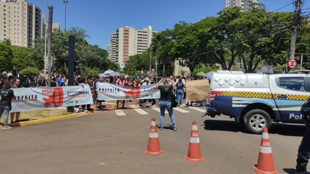 Professores fazem 'pré-greve' protestando por reajuste em frente à prefeitura da Capital Professores fazem 'pré-greve' protestando por reajuste em frente à prefeitura da Capital