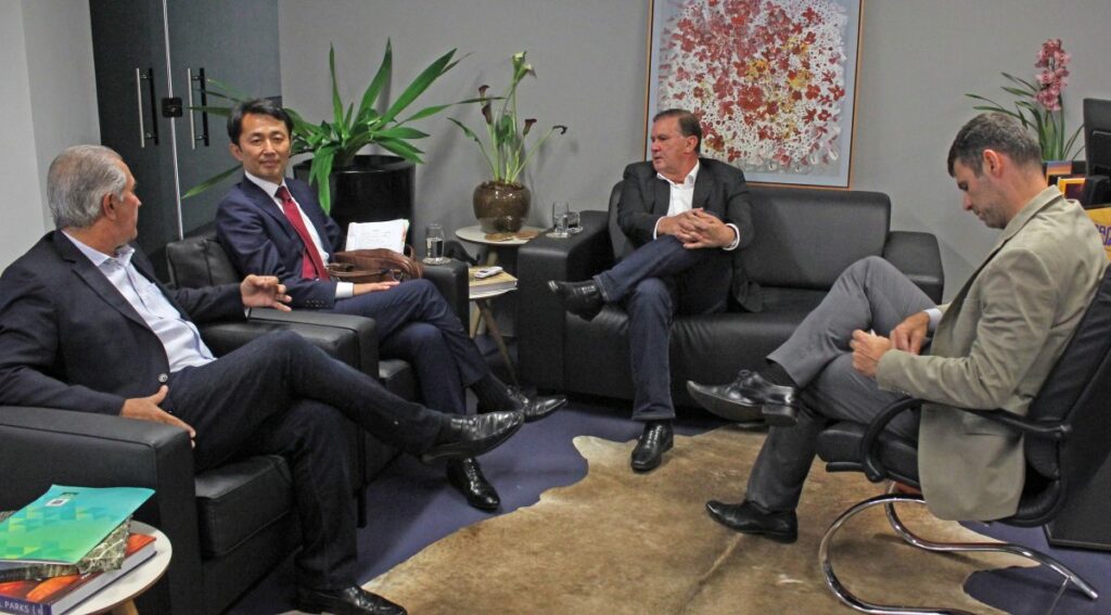 Eduardo Riedel e embaixador do Japão se reúnem em encontro na Capital