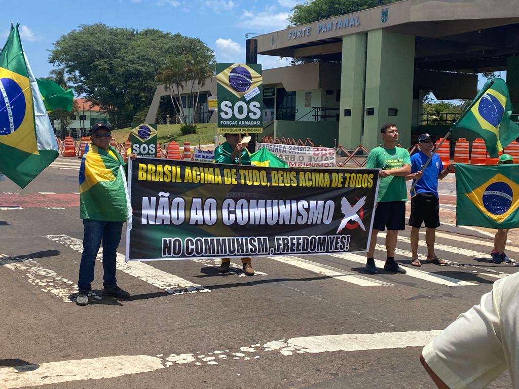 Há 21 dias, bolsonaristas permanecem com manifestação na Duque de Caxias Há 21 dias, bolsonaristas permanecem com manifestação na Duque de Caxias