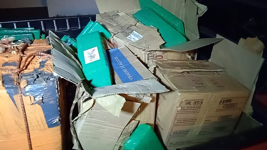 PCs de MS e MT prendem cinco com apreensão de quase 700 kg de drogas e veículos PCs de MS e MT prendem cinco com apreensão de quase 700 kg de drogas e veículos