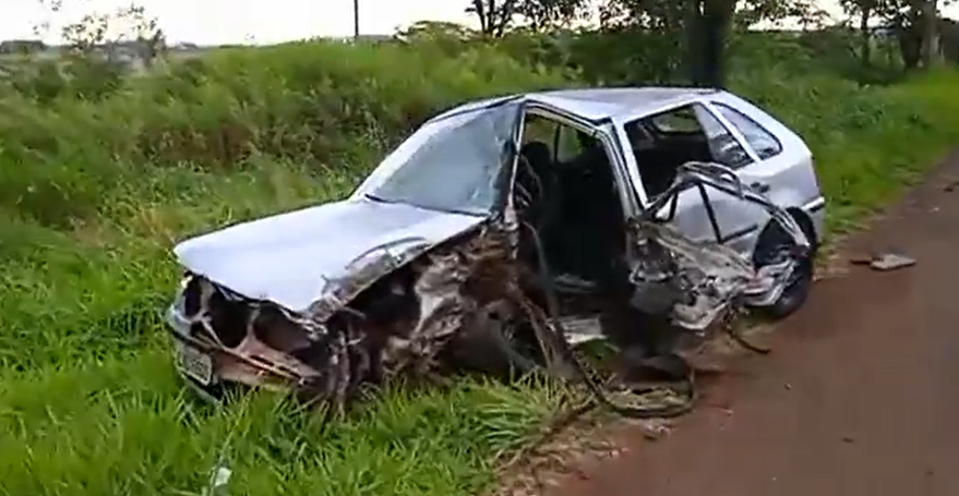 Acidente envolvendo carro e caminhão deixa um morto e outro ferido na BR-376 Acidente envolvendo carro e caminhão deixa um morto e outro ferido na BR-376
