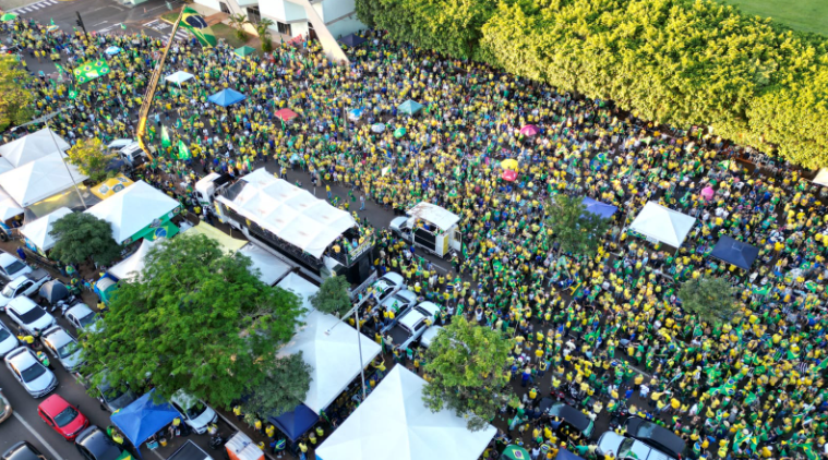 Vestidos de verde amarelo, manifestantes concentram frente ao CMO Vestidos de verde amarelo, manifestantes concentram frente ao CMO
