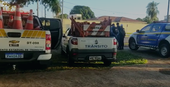 Agentes iniciam interdição frente ao CMO para impedir irregularidades de trânsito Agentes iniciam interdição frente ao CMO para impedir irregularidades de trânsito