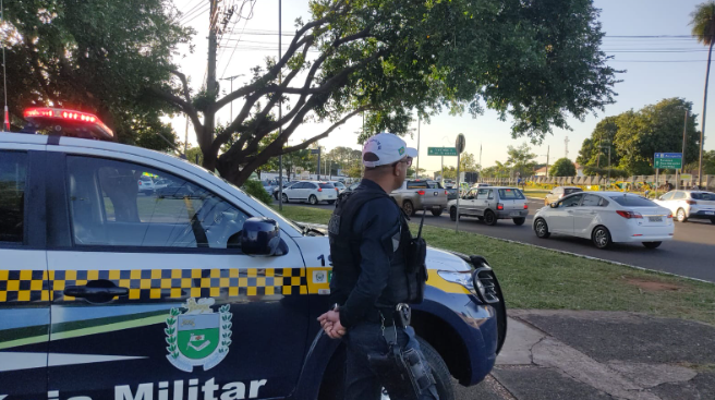 Agentes iniciam interdição frente ao CMO para impedir irregularidades de trânsito Agentes iniciam interdição frente ao CMO para impedir irregularidades de trânsito