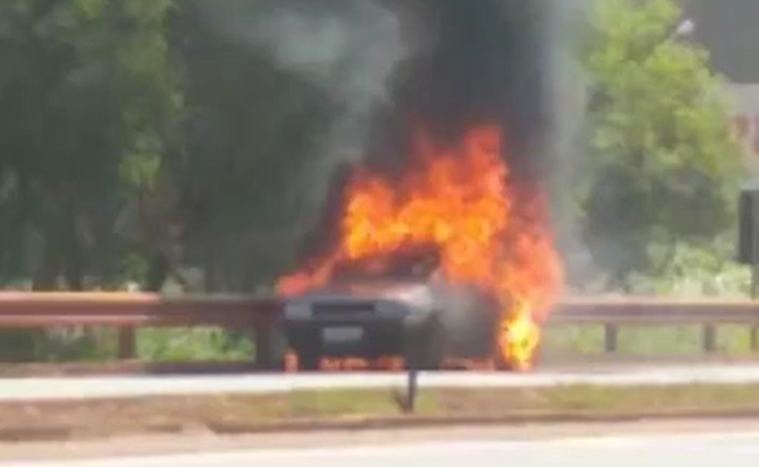 Carreta que levou pneus para serem queimados no trevo de Dourados é apreendida Carreta que levou pneus para serem queimados no trevo de Dourados é apreendida
