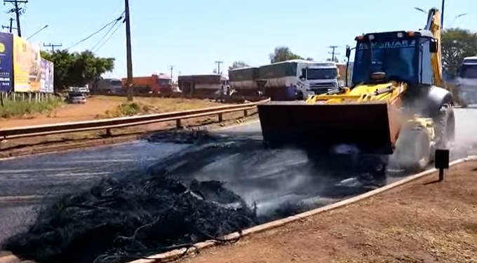 Carreta que levou pneus para serem queimados no trevo de Dourados é apreendida Carreta que levou pneus para serem queimados no trevo de Dourados é apreendida