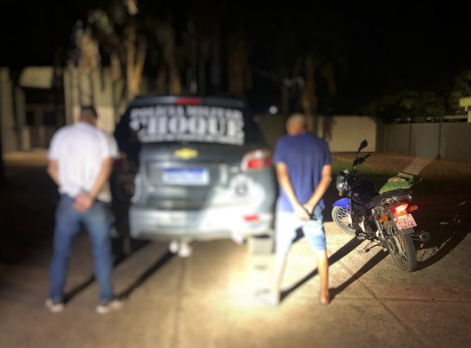 Homem tenta esconder arma em caixa de bebida, mas acaba preso Homem tenta esconder arma em caixa de bebida, mas acaba preso