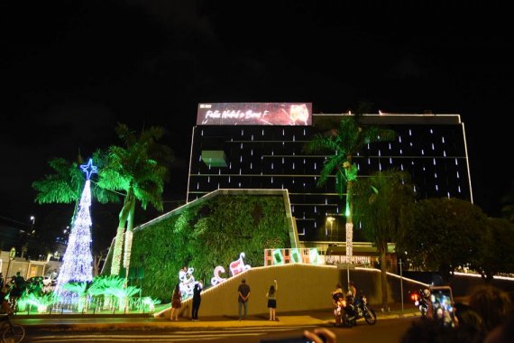 Fiems inaugura Natal Mágico com show de luzes, Papai Noel e cantata natalina
